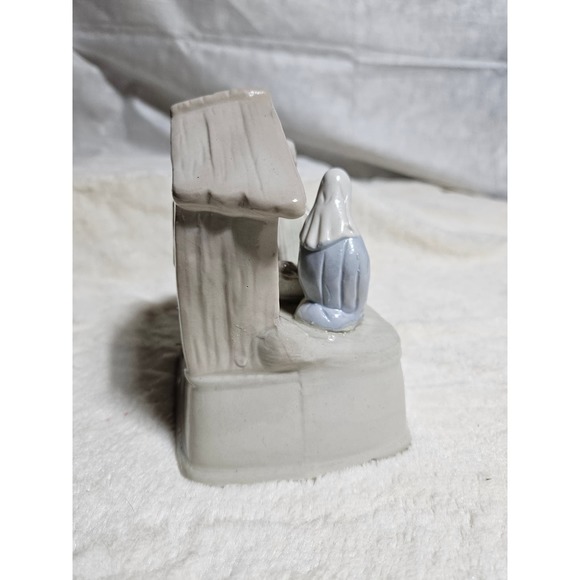 Vintage Ceramic Holy Family Nativity Scene Wind Up Music Box 5.5" x 5.5" x 4" - Picture 3 of 7